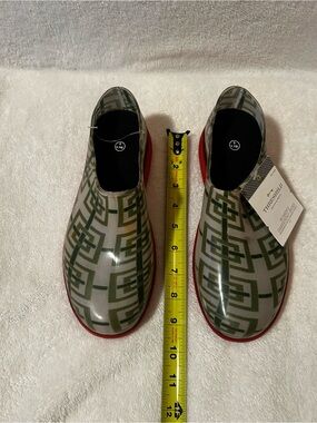 NWT Women’s 8 garden shoes green pink waterproof comfort insole outdoor her gift